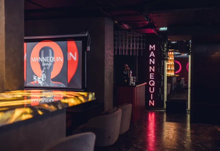 Mannequin Lounge