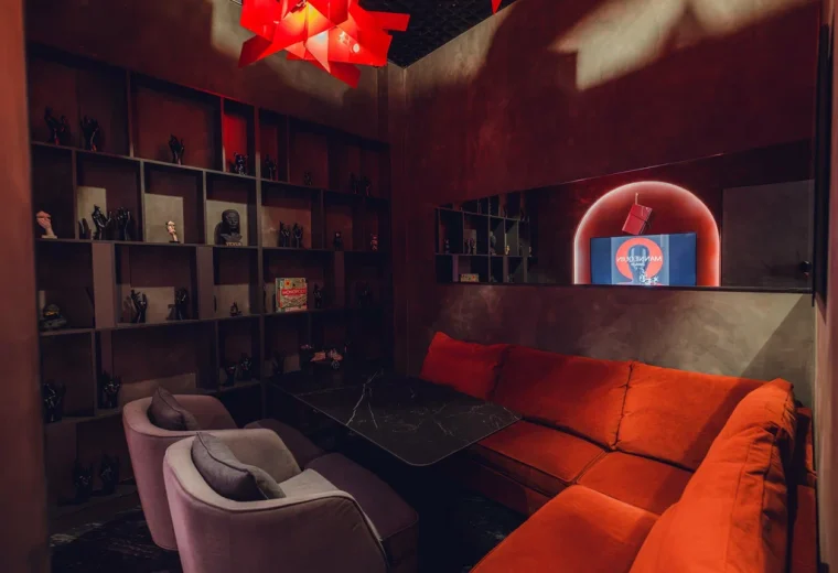 Mannequin Lounge