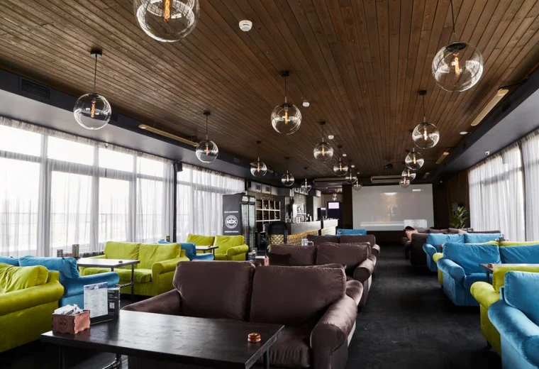 Queen Lounge