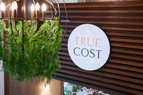 True Cost поздравляет педагогов: подарок ко Дню учителя